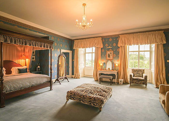 The kings room with four poster and two windows