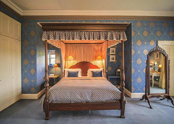 Four poster bed with mirror to the side
