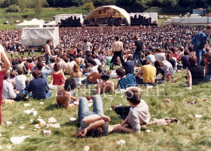 Lots of people in a field enjoying Slane Concert